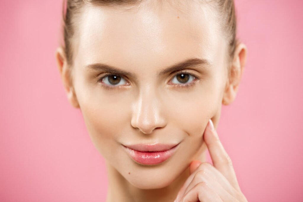 טיפול אסתטי של חומצה היאלורונית ובוטוקס למראה פנים צעיר ורענן